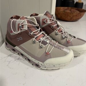 On Cloudtrax Hiking Boots Never Worn